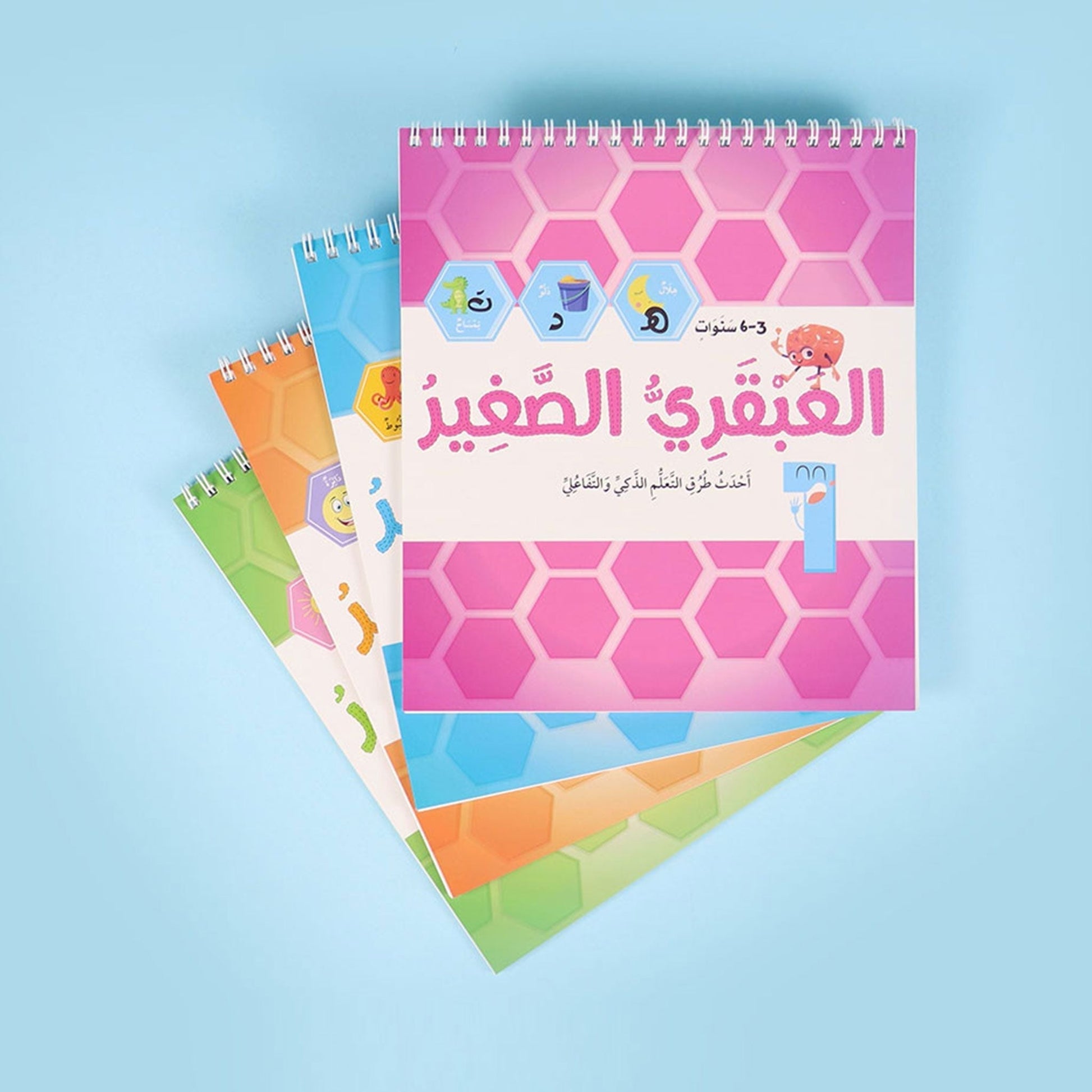 تعليم الحروف الأبجدية للأطفال من خلال التكرار والكتابة والتفاعل

