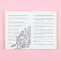 صفحات من كتاب الشجرة والدجاجة من سلسلة الشجرة الأب، رواية خيالية انجليزي للناشئة تنمّي الخيال والقيم الإنسانية